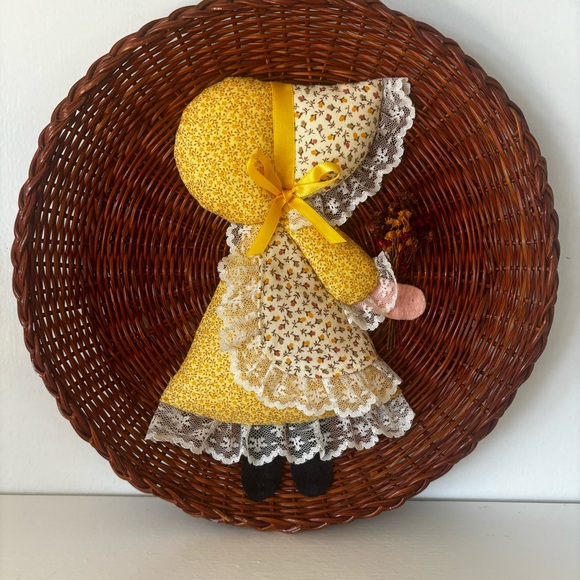 Handmade quilted "HOLLY HOBBIE" 3D BONNET GIRL Art holding dried flower bouquet - Picture 4 of 7